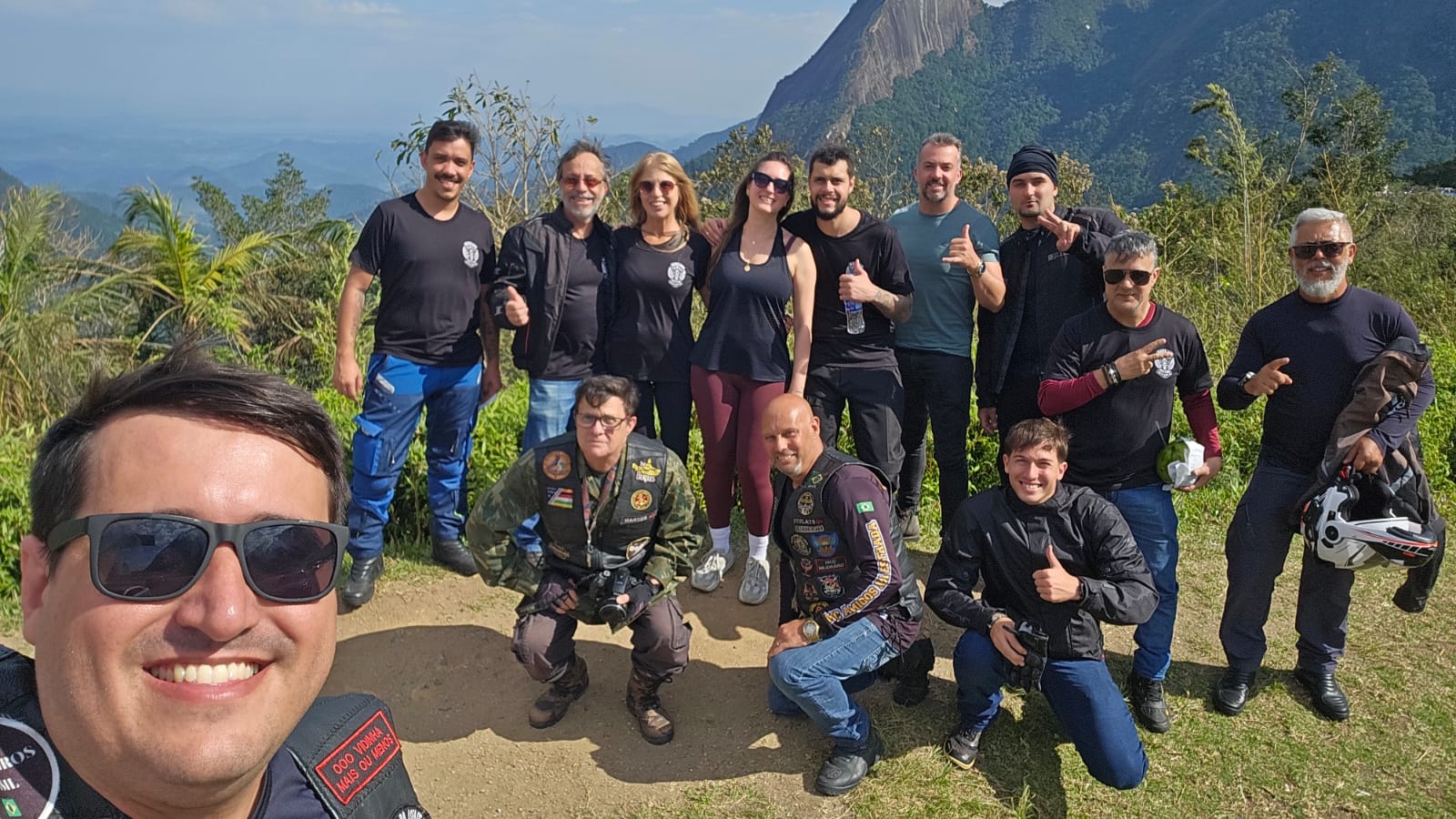 Motociclista em estrada ao pôr do sol