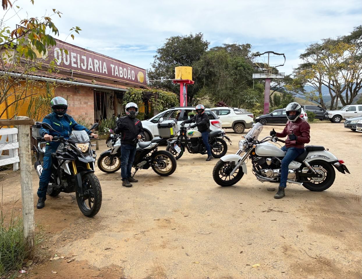 Motocicleta esportiva em uma estrada rural