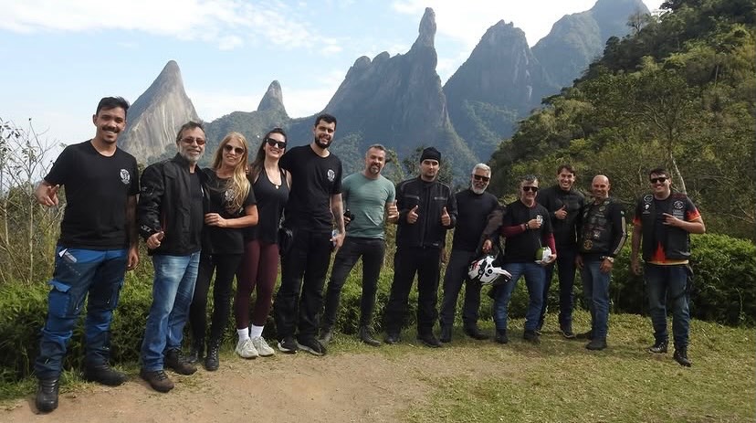 Viagem de motocicleta em uma rodovia
