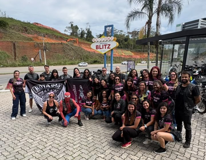 Integrantes do Rota 040 MC reunidos com participantes da ação social de Dia das Crianças